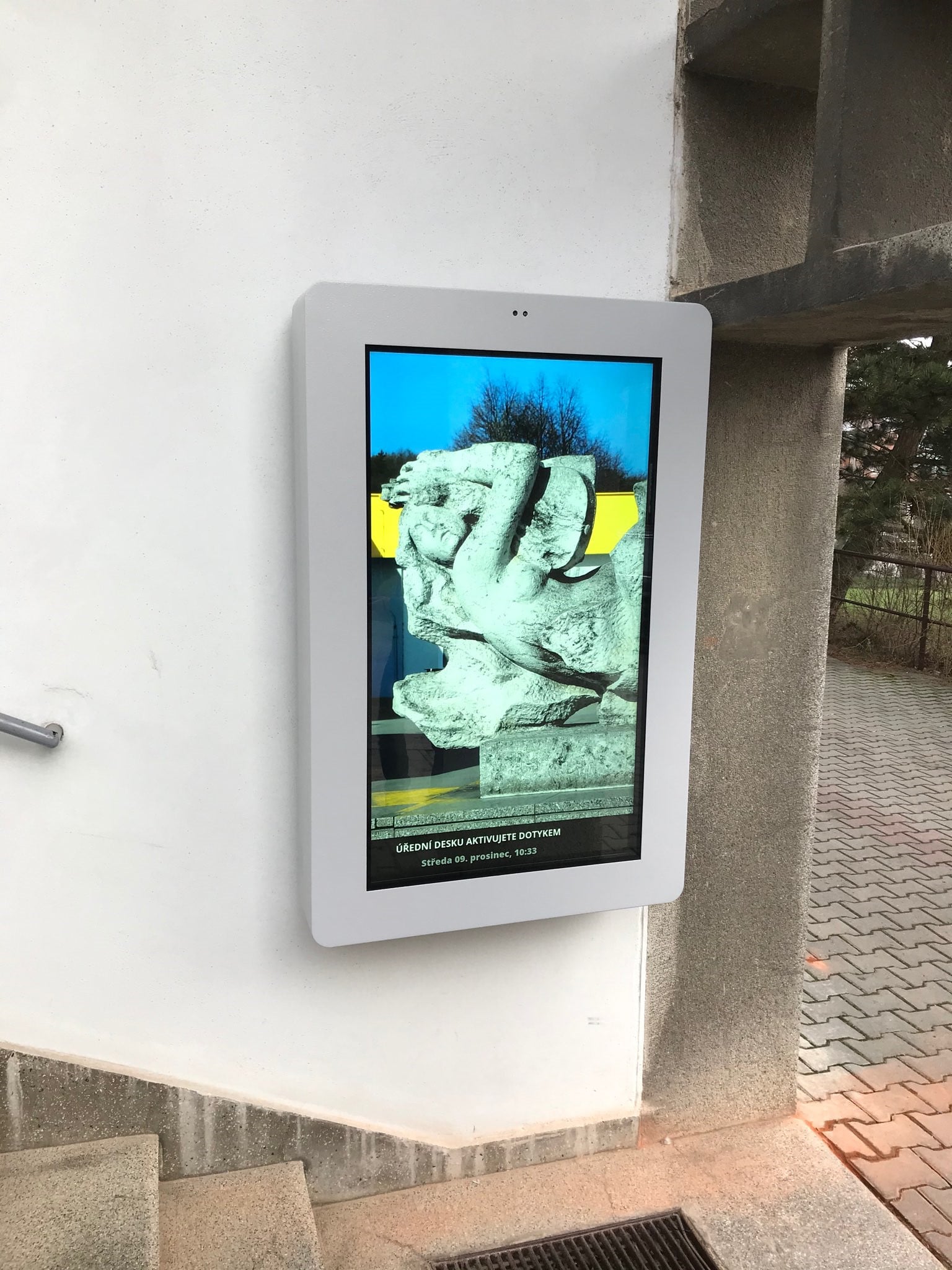 outdoor digital signage displays